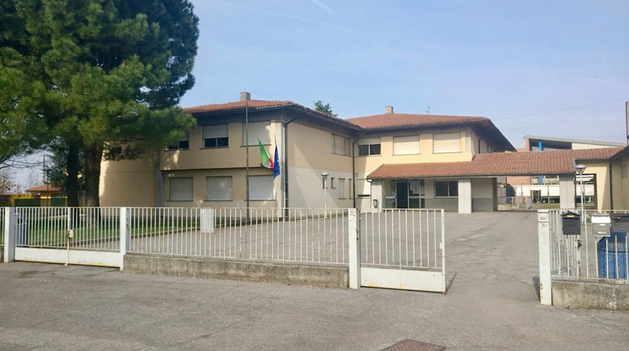 Dopo anni di infiltrazioni e manutenzioni provvisorie, un nuovo tetto per le medie di Lallio