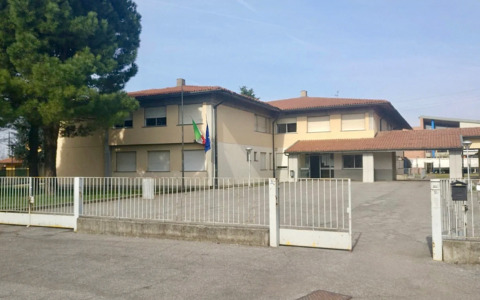 Dopo anni di infiltrazioni e manutenzioni provvisorie, un nuovo tetto per le medie di Lallio