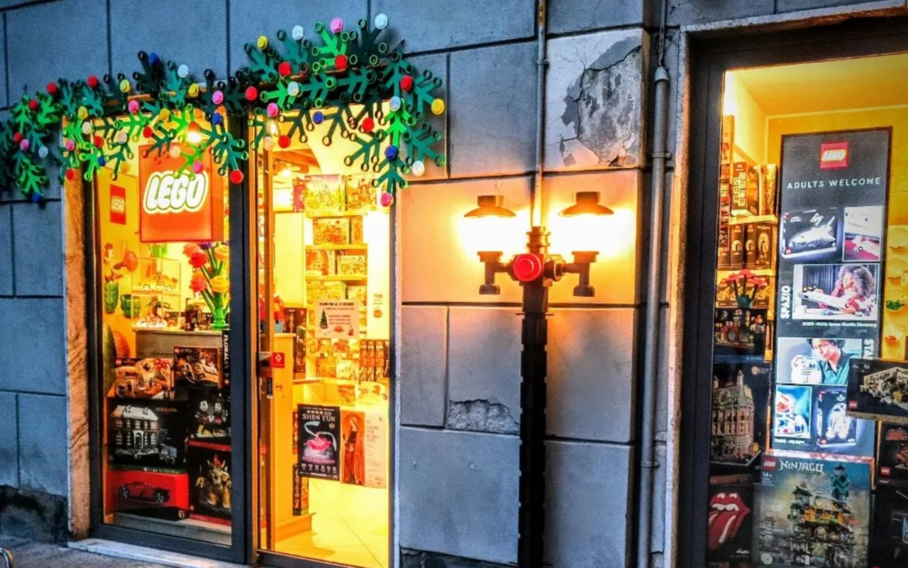 Un pezzo di via Pignolo saluta: lo storico negozio “La Città del Mattoncino” va a ChorusLife