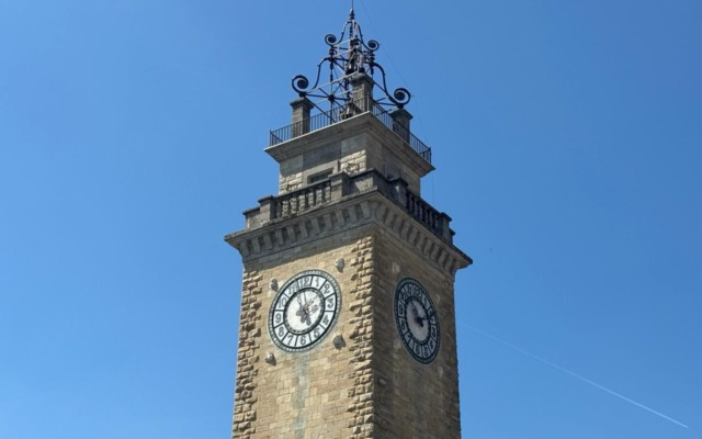 Nido di taccole nella Torre dei Caduti di Bergamo, rinviato l’intervento per riparare l’orologio