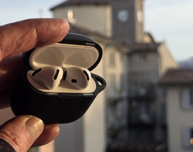 L’appello dalla Germania per ritrovare le AirPods rubate: un bergamasco si fa in quattro e le ritrova