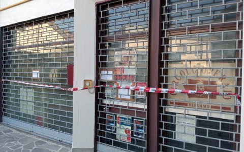 Scritte sui muri e rogo di libri al Circolo Operaio di Bergamo: «Una vile spedizione fascista»