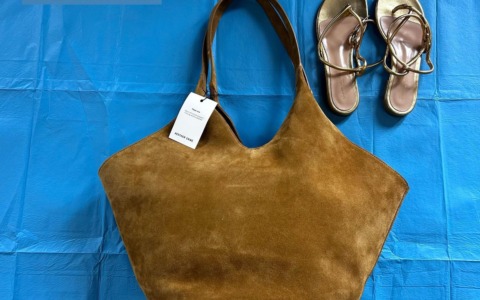 Identificato l’uomo che ha approfittato del furto da Tiziana Fausti per rubare due accessori