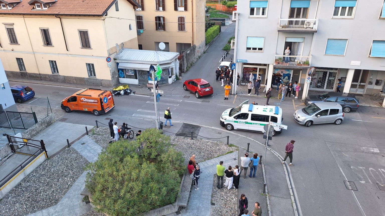 Tragico schianto in via Rosa a Bergamo, morto un giovane di 26 anni in ...