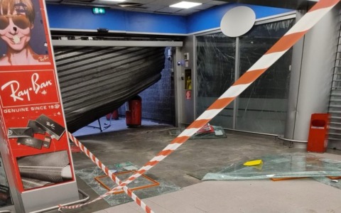 Assalto con il pick-up alla gioielleria Corna di Mozzo: danni anche nei negozi vicini
