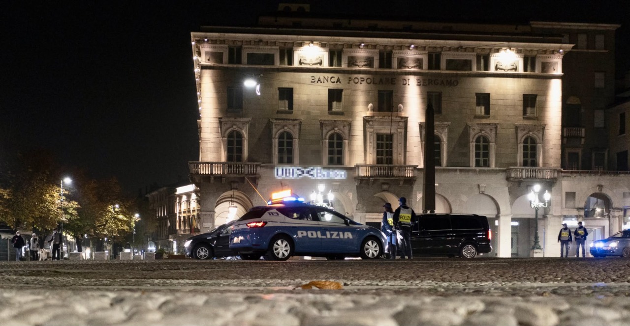 Rissa nella notte in viale Papa Giovanni: ferito con un coccio di bottiglia, nello zaino aveva un etto di hashish