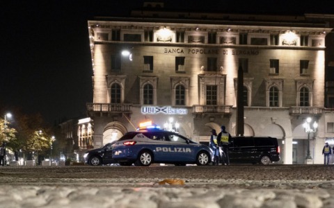 Rissa nella notte in viale Papa Giovanni: ferito con un coccio di bottiglia, nello zaino aveva un etto di hashish
