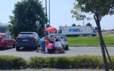 Un 59enne colpito al petto da una freccia (o una fiocina) nel parcheggio di un supermercato a Carvico