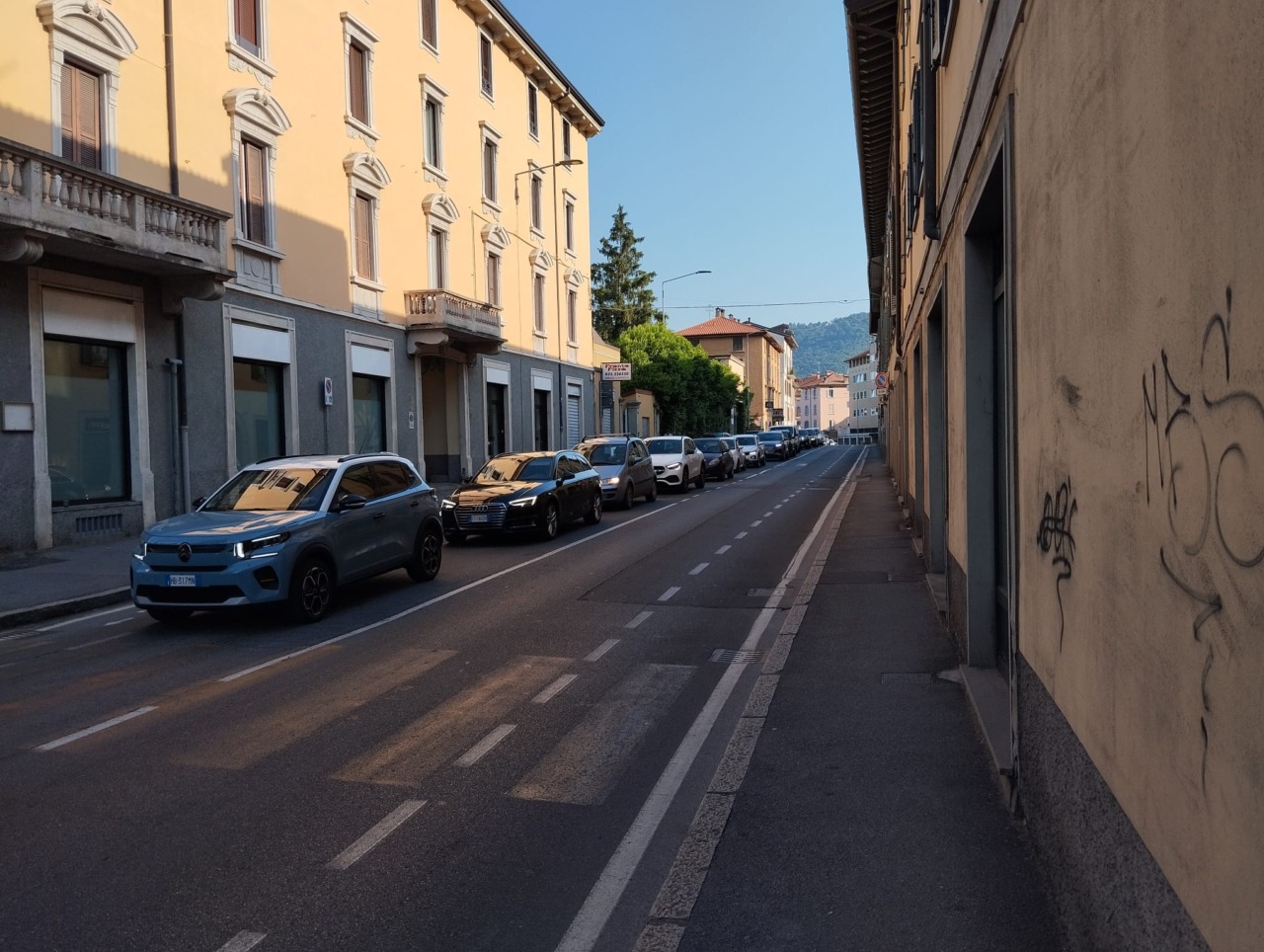 Per i “dannati” di via Baioni a Bergamo altri mesi di supplizio, tra cantiere e traffico