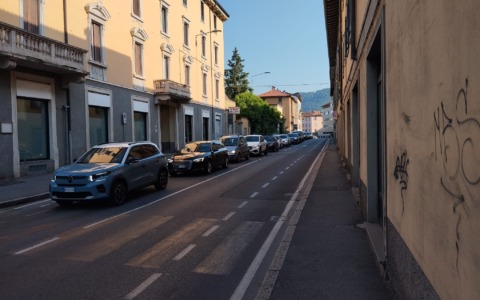 Per i “dannati” di via Baioni a Bergamo altri mesi di supplizio, tra cantiere e traffico