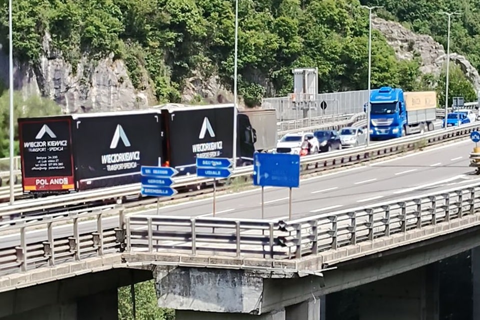 Camion contromano sul viadotto di Sedrina, scampato il peggio