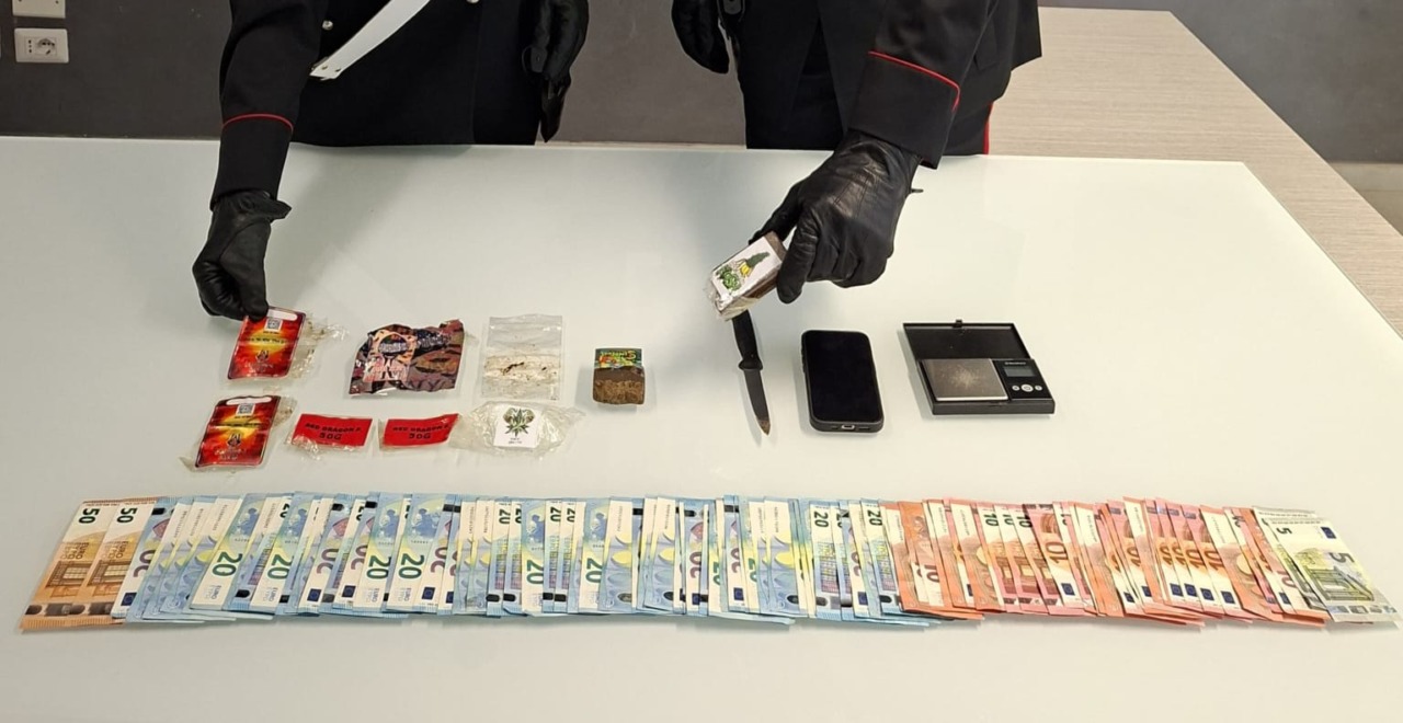 Fumava hashish in auto, in casa aveva panetti già pronti: arrestato giovane rapper di Covo