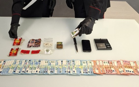 Fumava hashish in auto, in casa aveva panetti già pronti: arrestato giovane rapper di Covo