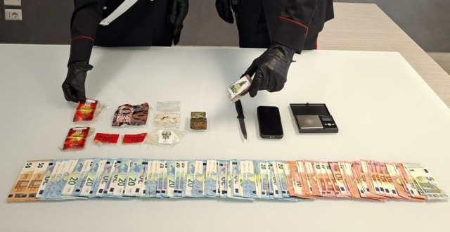 Fumava hashish in auto, in casa aveva panetti già pronti: arrestato giovane rapper di Covo