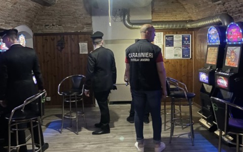 Criticità alimentari, igienico-sanitarie, lavoratori irregolari e cocaina: nei guai un bar e due macellerie