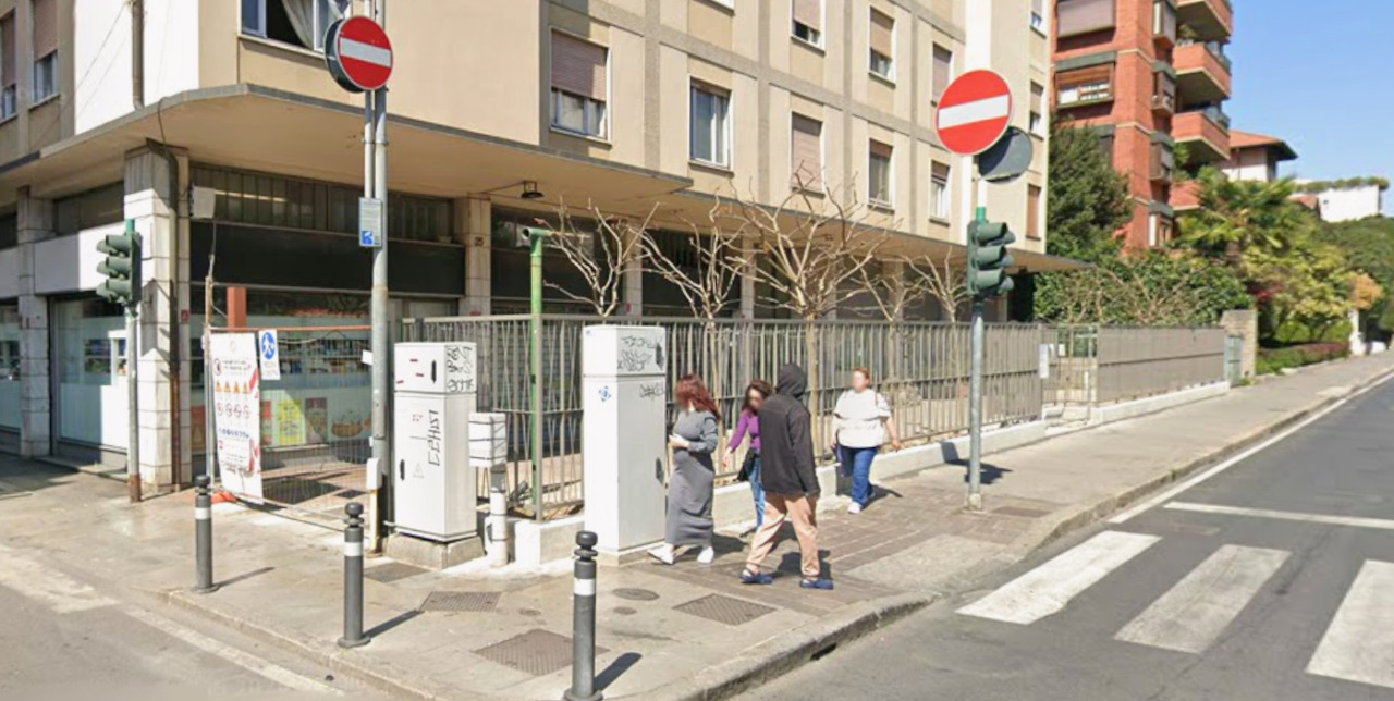 Il condominio tra via Paleocapa e via Quarenghi ha montato una cancellata, per difendersi dal degrado