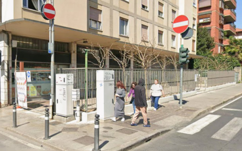 Il condominio tra via Paleocapa e via Quarenghi ha montato una cancellata, per difendersi dal degrado