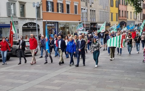 Tra le duemila e le tremila persone in corteo a Bergamo per il Primo Maggio: il lavoro dignitoso come priorità