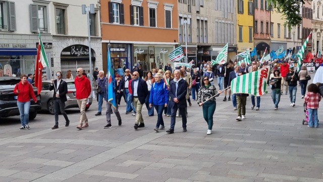 Tra le duemila e le tremila persone in corteo a Bergamo per il Primo Maggio: il lavoro dignitoso come priorità