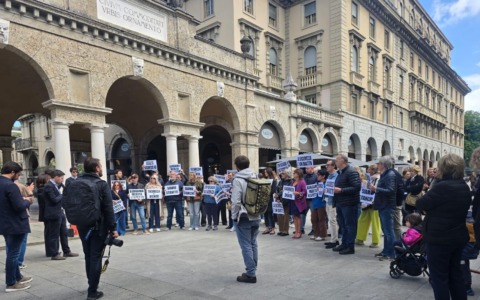 Bergamo, i commercianti manifestano sul Sentierone e chiedono sicurezza