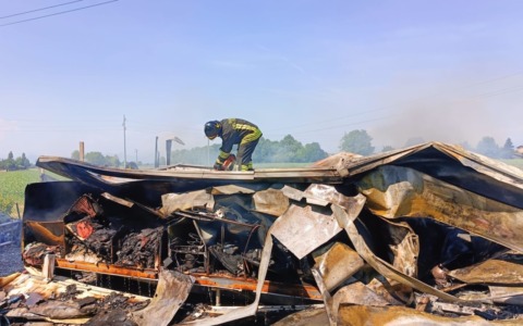 Roulotte in fiamme accanto alle case a Romano, paura in via San Rocco
