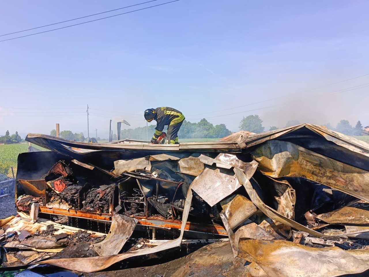 Roulotte in fiamme accanto alle case a Romano, paura in via San Rocco