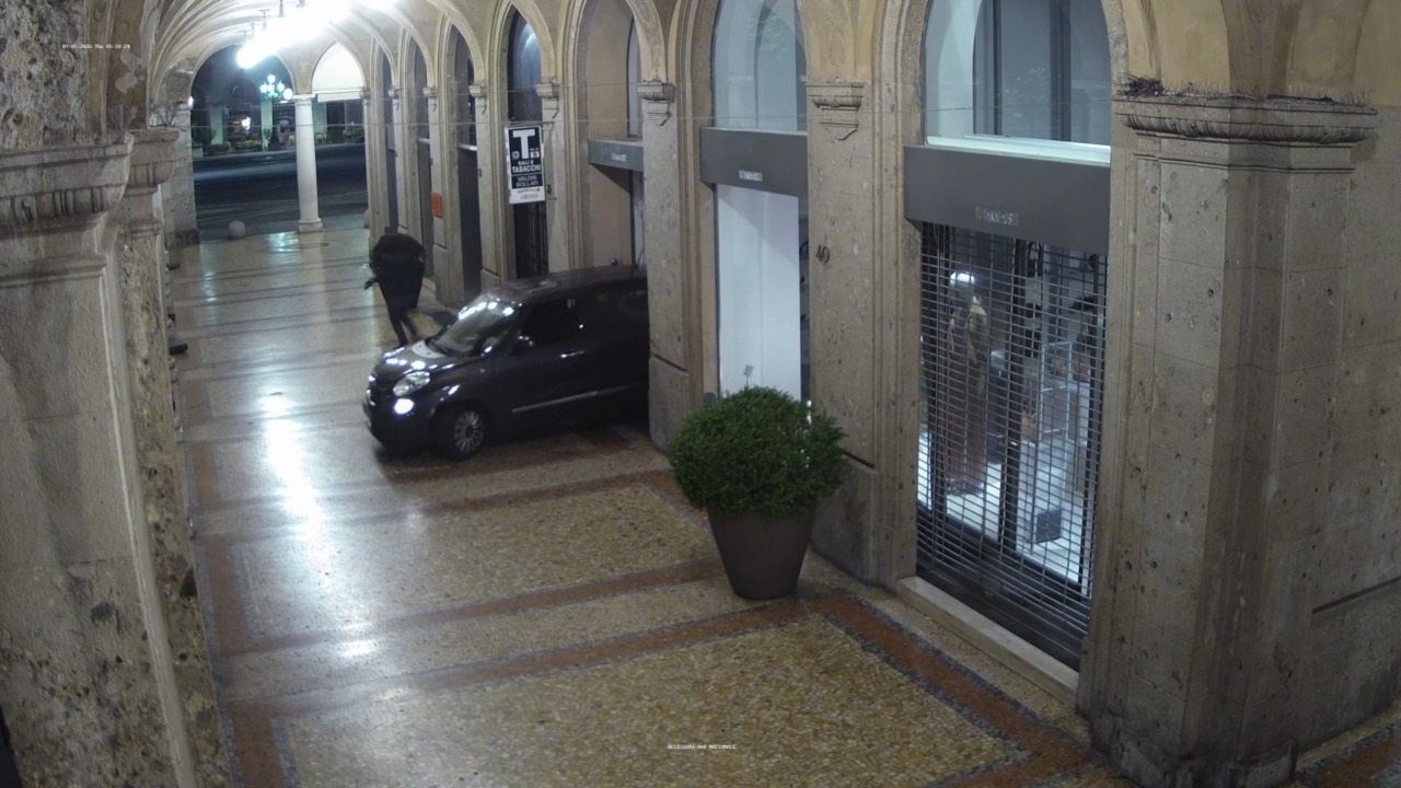 Furto nel furto: un uomo ha approfittato della spaccata da Tiziana Fausti per rubare una borsa