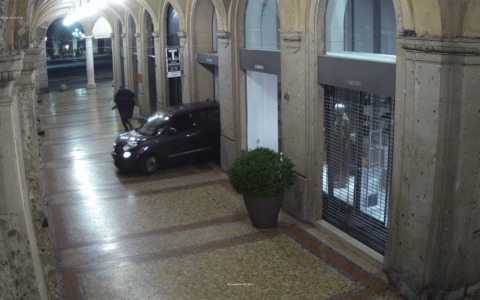 Furto nel furto: un uomo ha approfittato della spaccata da Tiziana Fausti per rubare una borsa