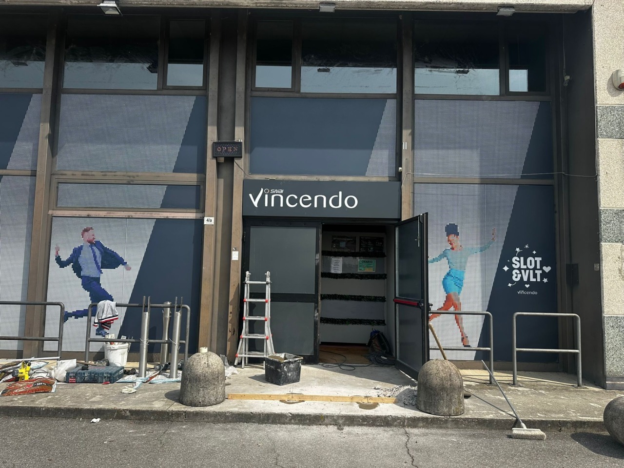 Con un furgone sfonda la porta della sala slot, ma dentro c’era un dipendente e fugge
