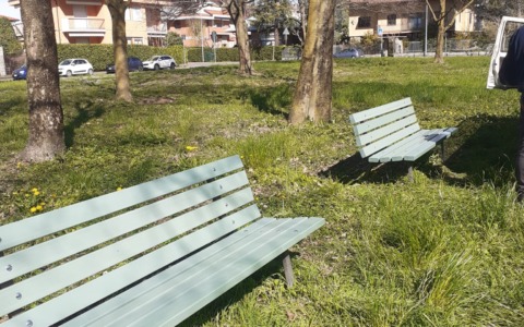 Nuove doghe in plastica riciclata per ripristinare gli arredi di parchi e aree cani in città