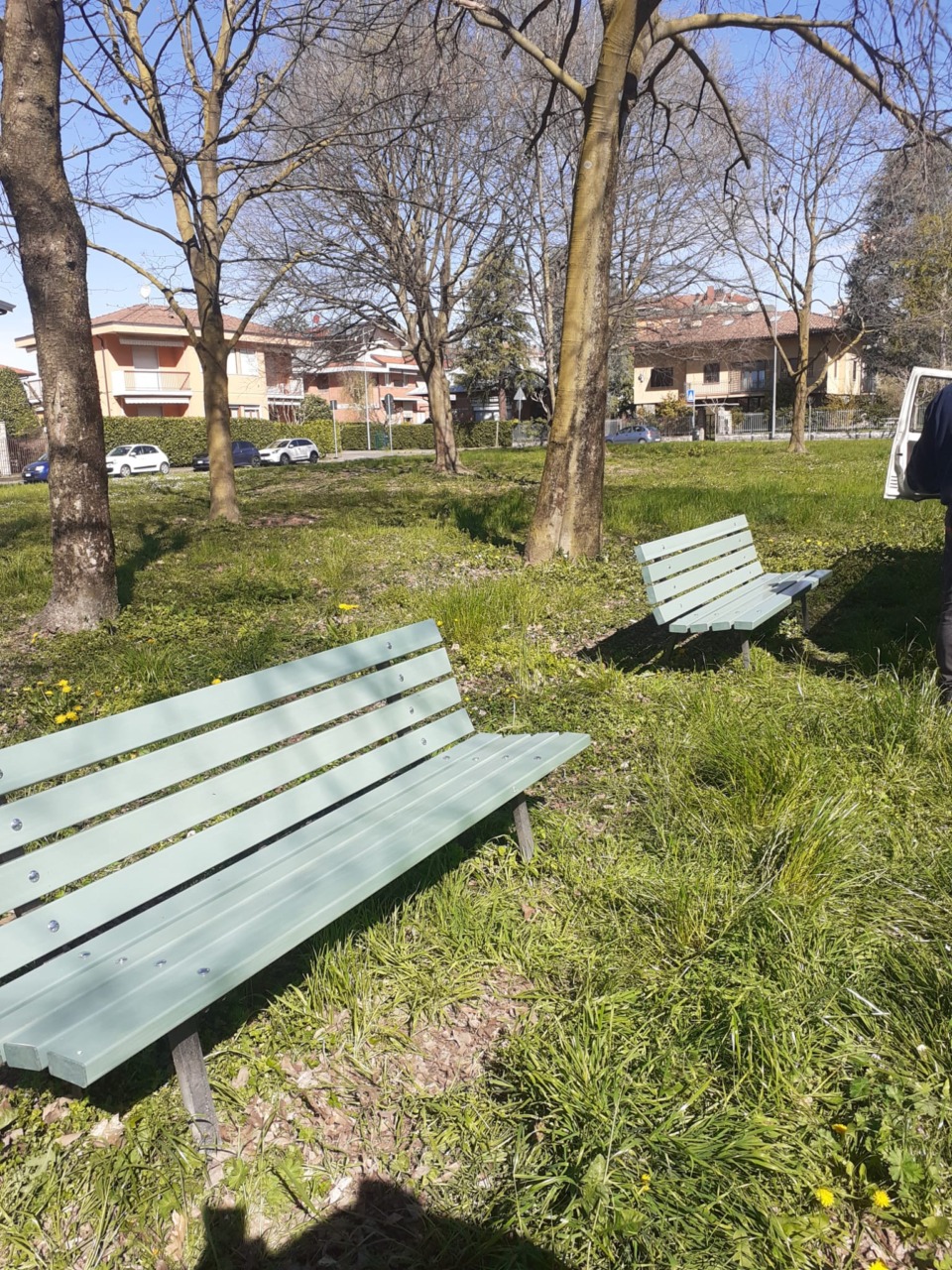 Nuove doghe in plastica riciclata per ripristinare gli arredi di parchi e aree cani in città