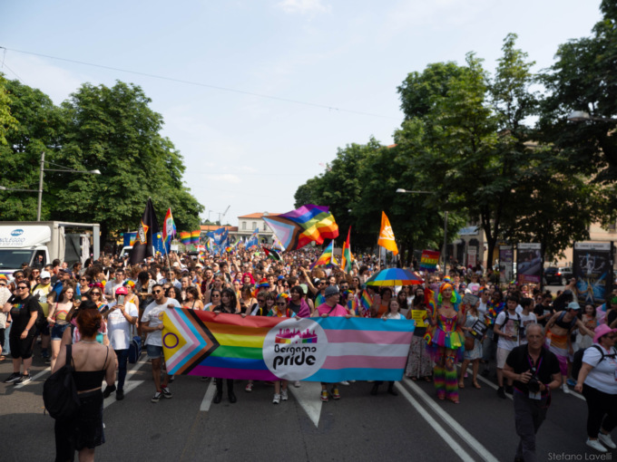 Bergamo Pride 2026 anticipa i tempi e colora Bergamo il 16 maggio con la “Resistenza Queer”