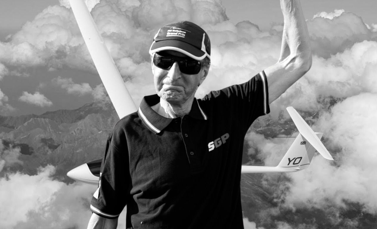 Chi era Jon Gatfield, il pilota britannico morto sopra Gorno precipitando con il suo aliante