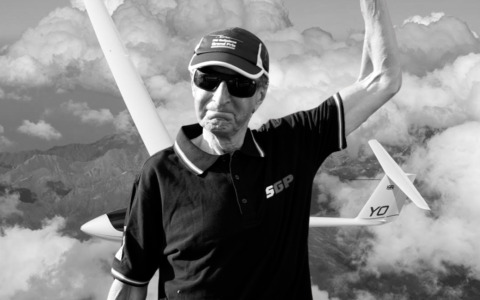 Chi era Jon Gatfield, il pilota britannico morto sopra Gorno precipitando con il suo aliante