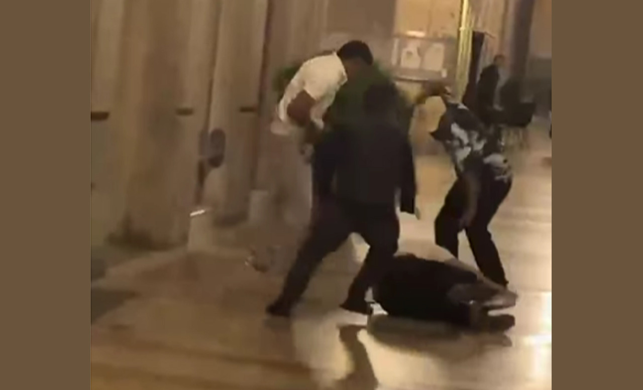In tre aggrediscono un uomo in pieno centro a Bergamo: il video della violenza sui social