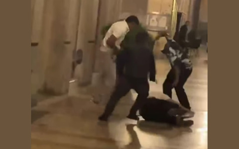 In tre aggrediscono un uomo in pieno centro a Bergamo: il video della violenza sui social
