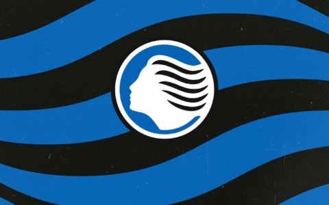 La Dea al centro: svelato il nuovo logo dell’Atalanta, nero e azzurro con la forma circolare anni ’80