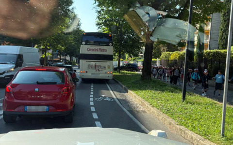 I bus turistici provocano disagi in viale Vittorio Emanuele, Tentorio: «Perché non spostarli altrove?»