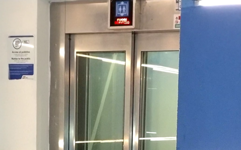 Due ascensori fuori uso e uno trasformato in dormitorio: disagio alla stazione di Seriate