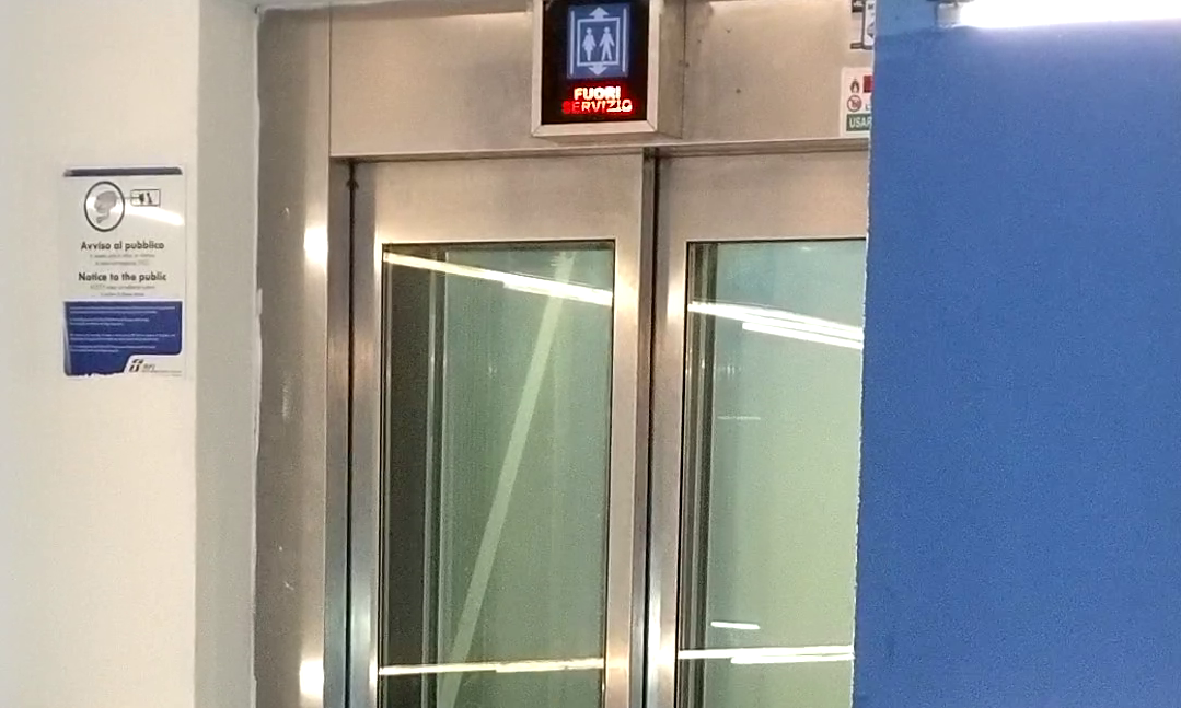 Due ascensori fuori uso e uno trasformato in dormitorio: disagio alla stazione di Seriate