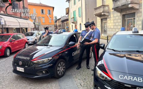 Telefono strappato con l’inganno e botte per impedirne il recupero: denunciati due giovani a Seriate