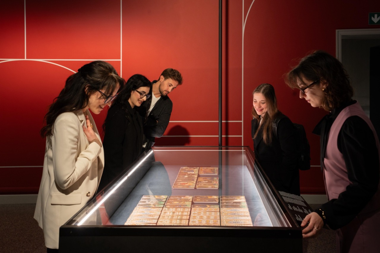 Dopo il successo all’Accademia Carrara, la mostra sui Tarocchi vola a New York