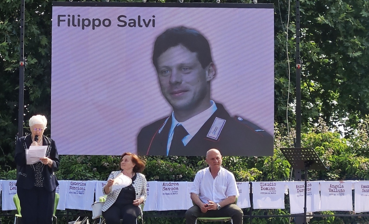 La madre del maresciallo Salvi alla scuola intitolata a Falcone: «La memoria è un dovere verso i giovani»