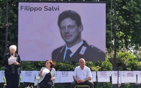 La madre del maresciallo Salvi alla scuola intitolata a Falcone: «La memoria è un dovere verso i giovani»