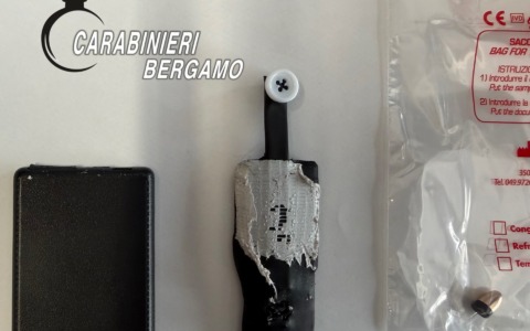 Microcamera nel polsino e auricolare nascosto: scoperto durante l’esame per la patente