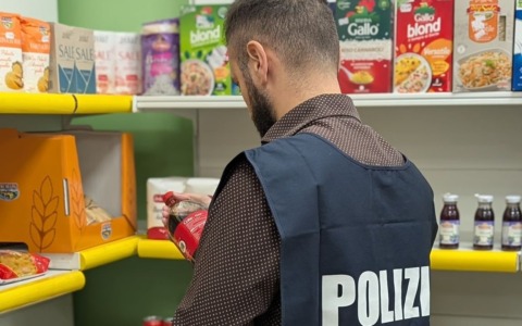 Prodotti scaduti sugli scaffali e occupazioni abusive a Cologno: raffica di sanzioni ai commercianti