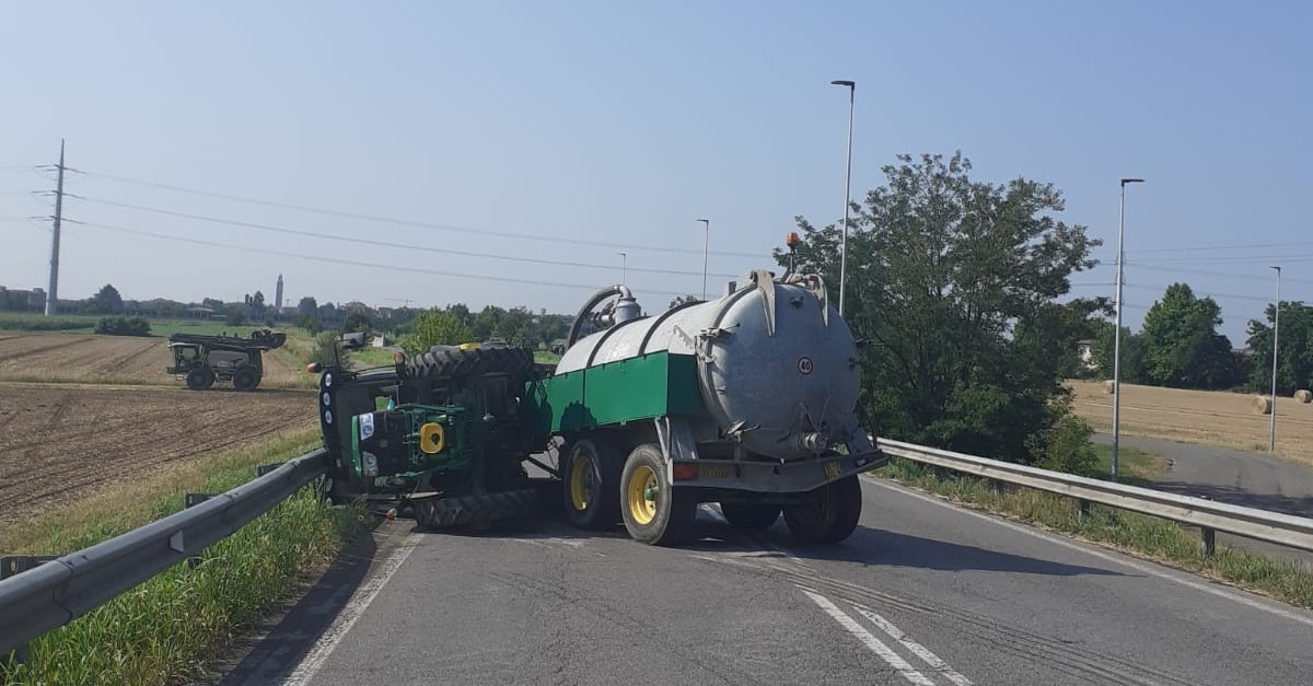 Un trattore si ribalta a Caravaggio: ferito l’agricoltore 60enne alla guida