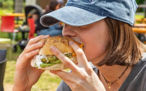 Burger Day all’Edoné, una domenica tra sapori e musica: dodici ore di festa