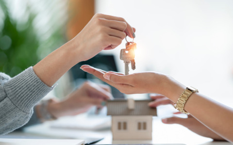 Mercato immobiliare bergamasco da record nel 2025, ma in città frenano le compravendite e salgono i prezzi