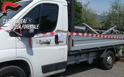 Traffico illecito di rifiuti, due uomini denunciati e un autocarro sequestrato ad Albano Sant’Alessandro